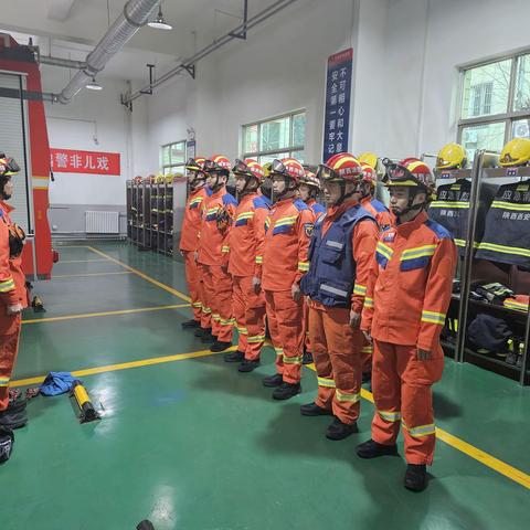 自强西路消防救援站组织开展绳索上升与下降技能训练