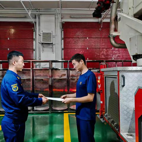 金茂九路消防救援站向自强西路消防救援站移交56米高喷车