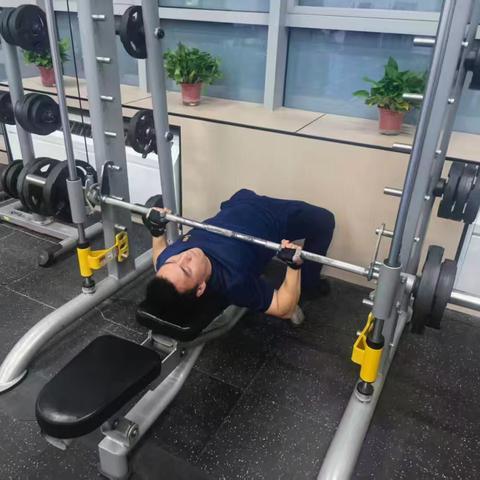 雨天练兵不松懈 金茂九路消防员健身房练硬功