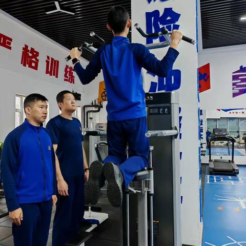 金茂九路消防救援站组织队员开展健身房专项训练