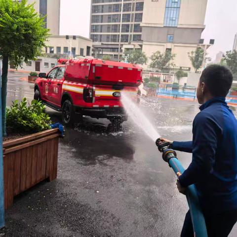 金茂九路消防救援站：精细维保“战车” 筑牢救援根基