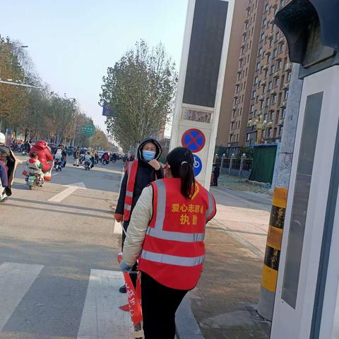 爱心家长执勤，最美风景线——二年级13班执勤日