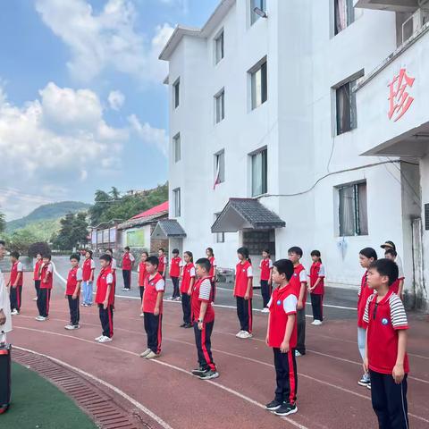 太极进校园 国粹润少年——记上栗县太极进校园巡回指导组来桐木镇中心小学进行校园巡回指导教学