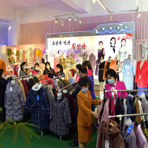 朝鲜举办“女装展-2022”