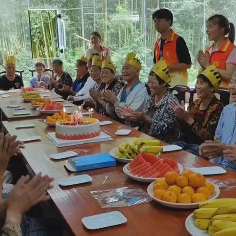 《爱心汇聚，共度温暖老人集体生日会》