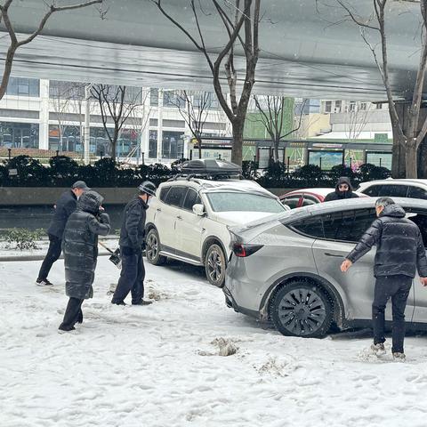 情融冰雪 工行雄楚支行分行扫雪除冰在行动（副本）