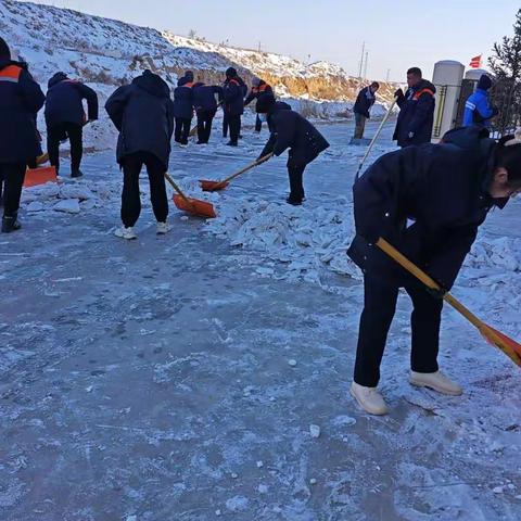 【情暖寒冬】——锦星物业扫雪除冰保安全