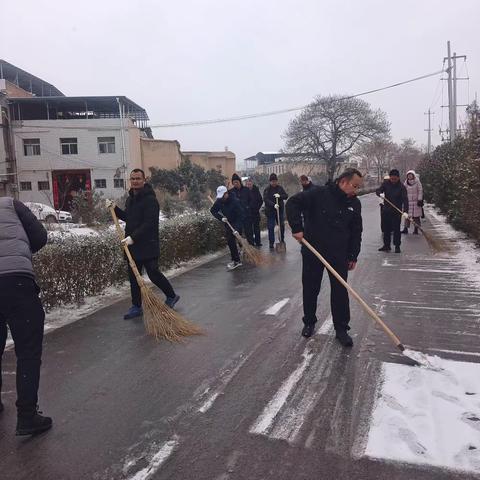 楼阁台村开展“铲雪除冰  情暖寒冬”志愿活动