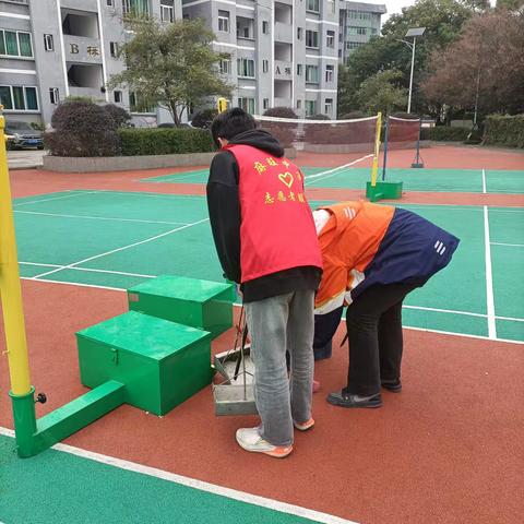 三月文明礼貌月 麻旺中学团委志愿者在行动