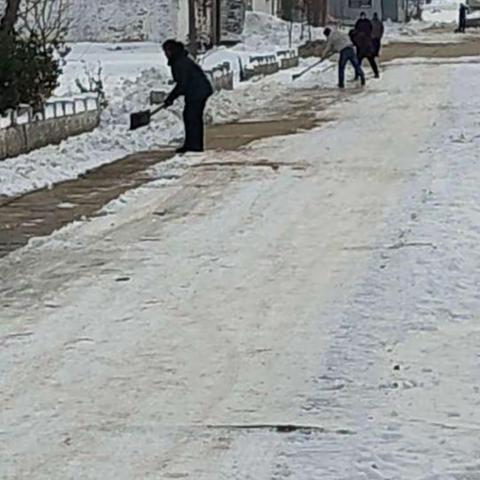 古贤镇东段村清理积雪