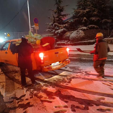 昼夜不停 迎雪而上丨崂山区交通运输局清雪除冰保畅通