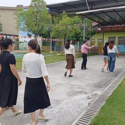 “金秋十月暖阳日，结对帮扶正当时！”——新亨镇中心幼儿园结对帮扶活动