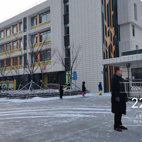 凛凛寒冬日 除雪暖校园