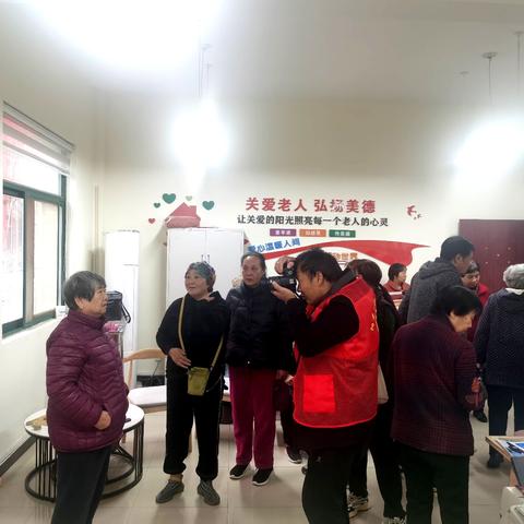 “情暖桑榆，定格美好”渭水欣居社区开展公益拍照活动