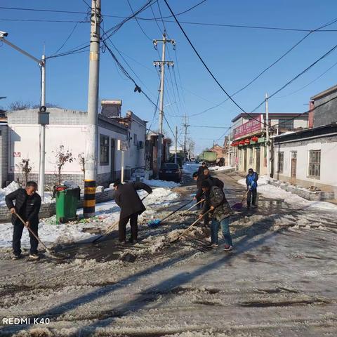 东冢上村清理大街积雪