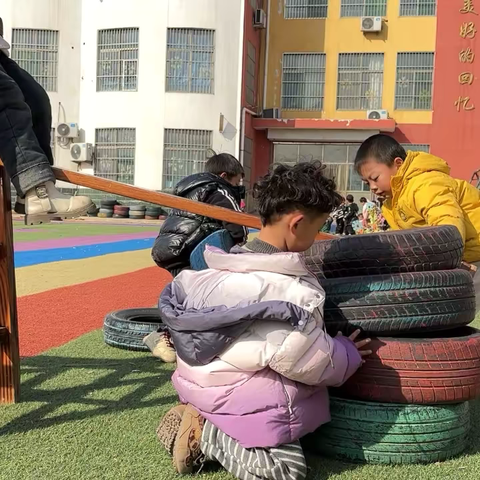 轮胎遇上梯子——三十里铺镇中心幼儿园中班户外自主游戏观察记录