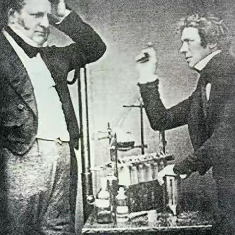 历史搞笑小故事之爱迪生的人生大衣：风雨兼程，依旧风采