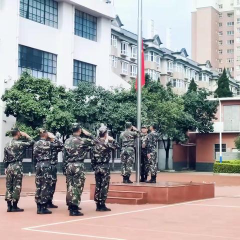 秋风为序启征程 奋辑前行谱新篇 ——玉溪第十中学举行“开学第一课”暨“养成教育”主题活动