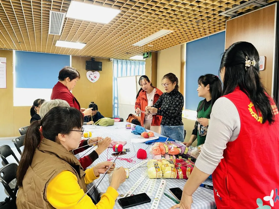 简篇-“心织巧编”——凤凰社区非遗手工编织活动