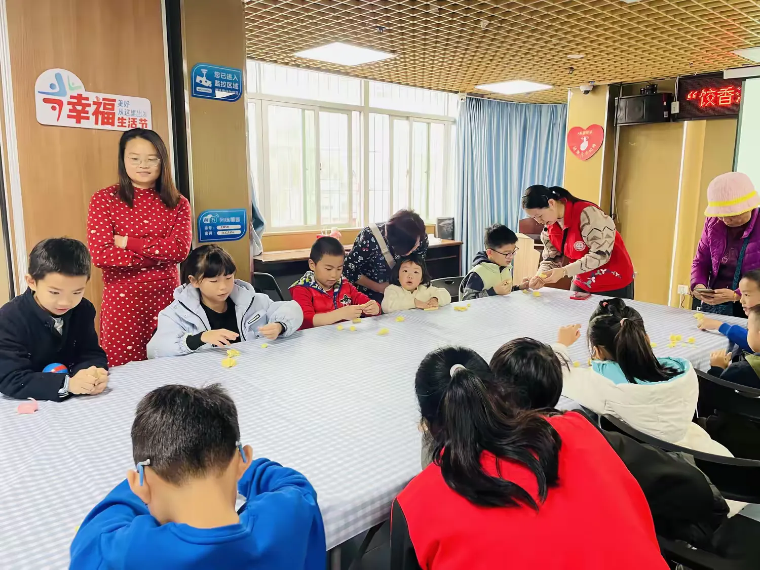 简篇-“饺香汤圆情,党群绘本乐”—凤凰社区举办元旦特别活动