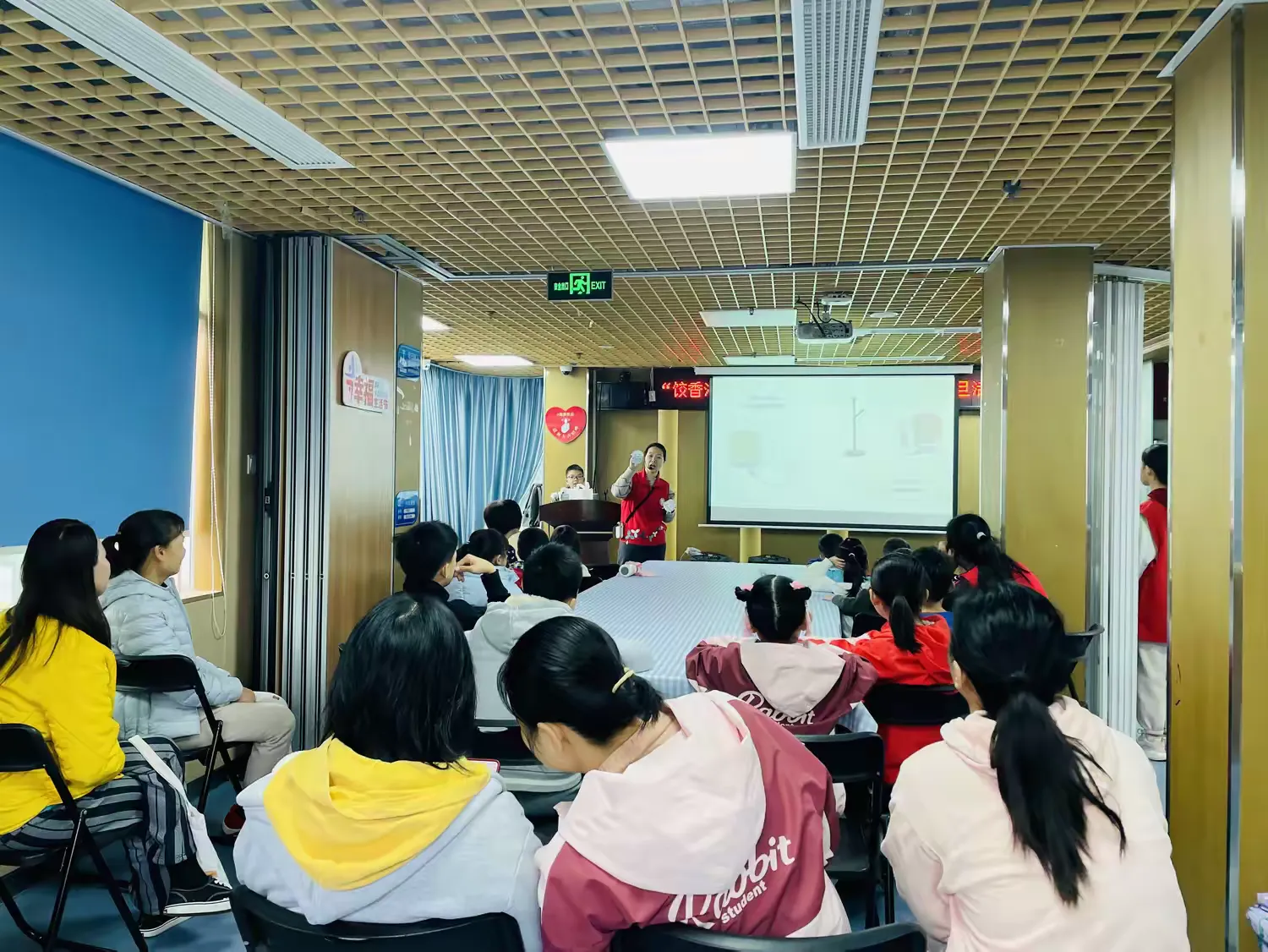 简篇-“饺香汤圆情,党群绘本乐”—凤凰社区举办元旦特别活动