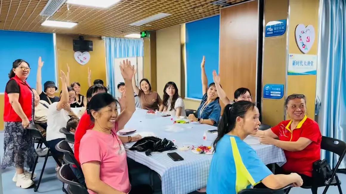 简篇-“月满中秋,扇留花香” 
——凤凰社区团扇 DIY 活动暖人心