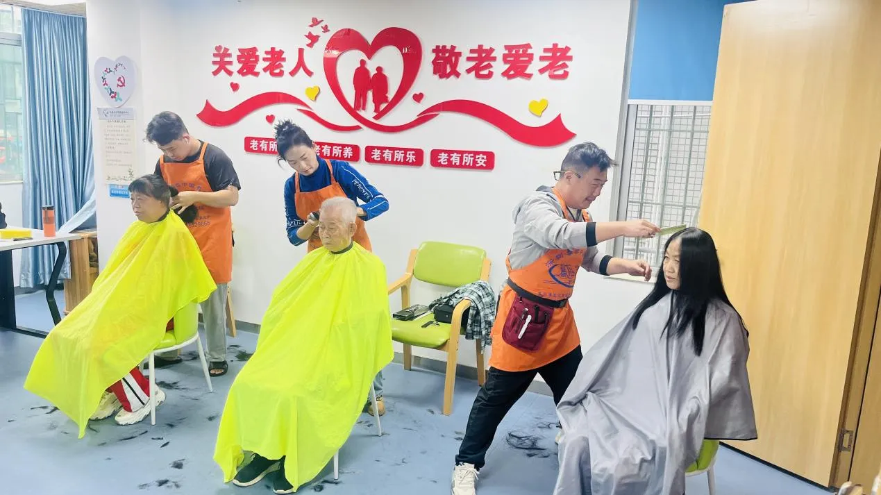 简篇-“重阳暖夕阳”凤凰社区暖老便民活动温情落幕