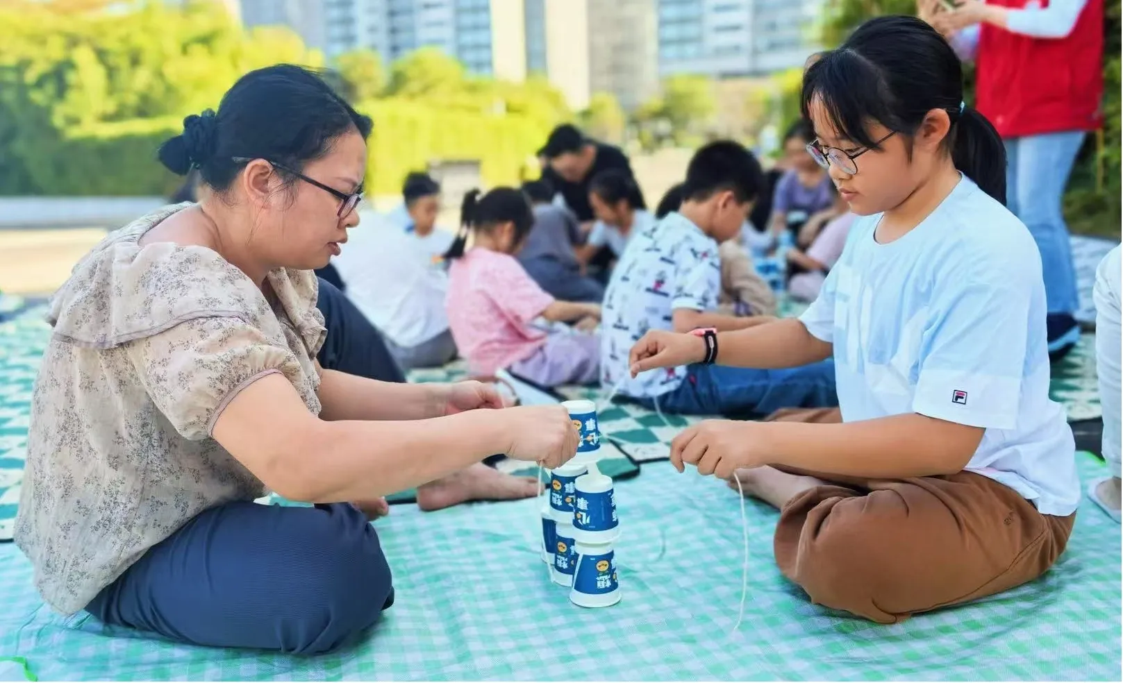 简篇-凤凰社区“亲子共读,悦享童行”户外阅读+自然创作解锁成长新体验
