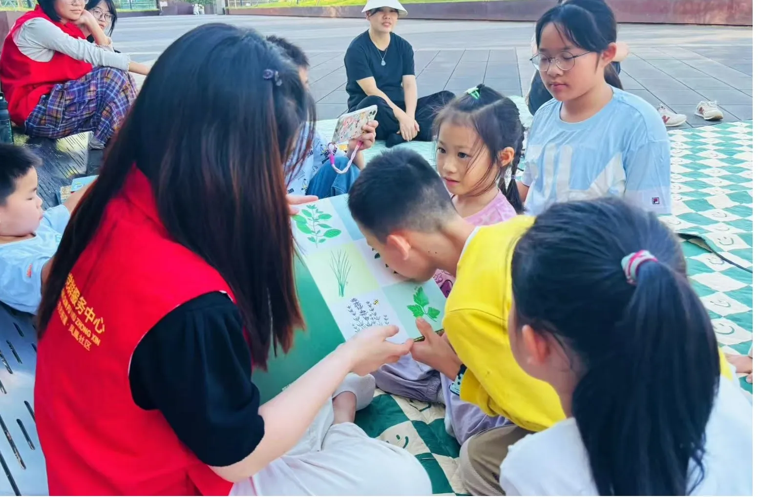 简篇-凤凰社区“亲子共读,悦享童行”户外阅读+自然创作解锁成长新体验