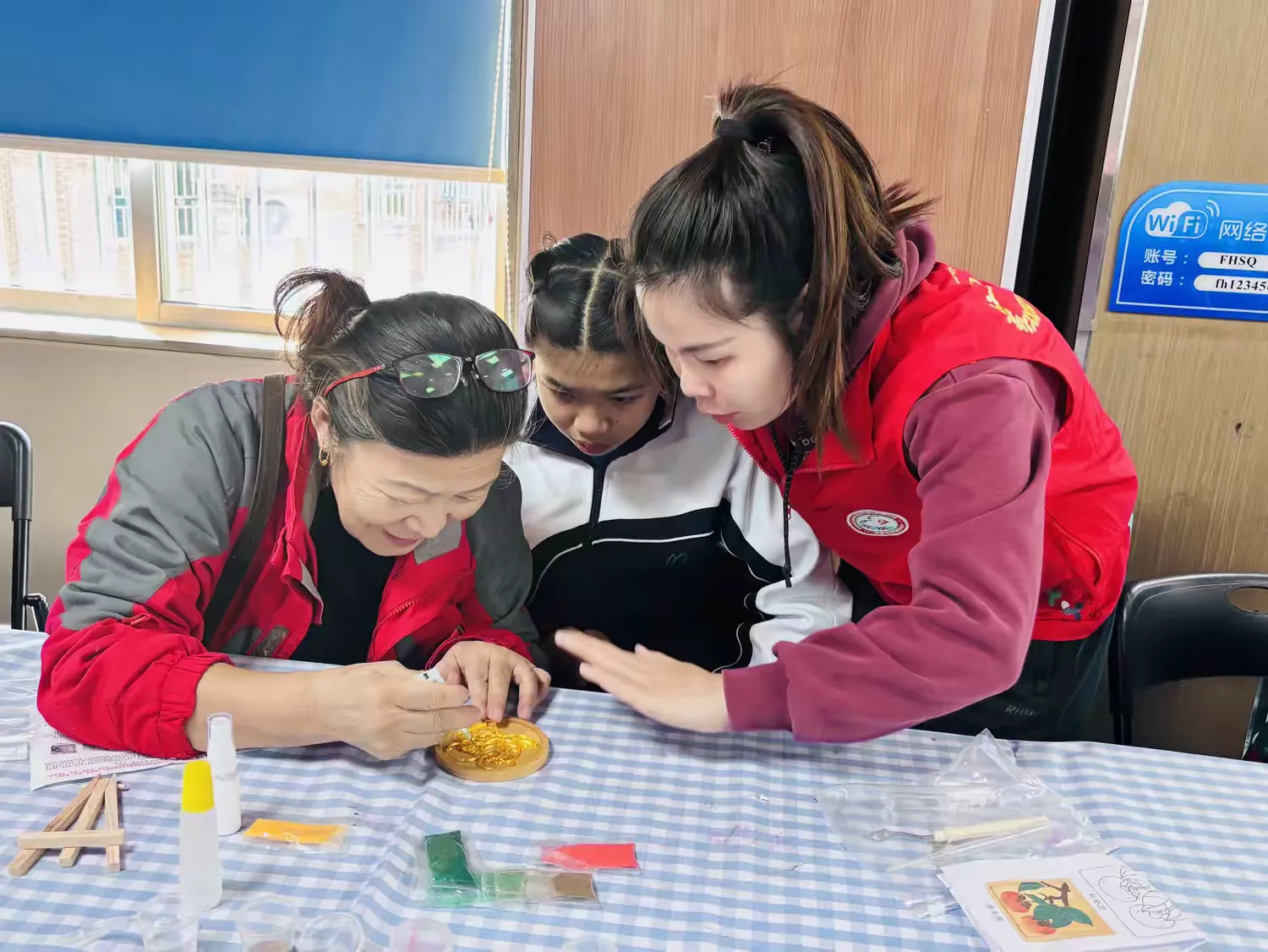 简篇-特普融合暖童心 手工共读促包容
——凤凰社区开展亲子绘本阅读暨珐琅杯垫制作活动