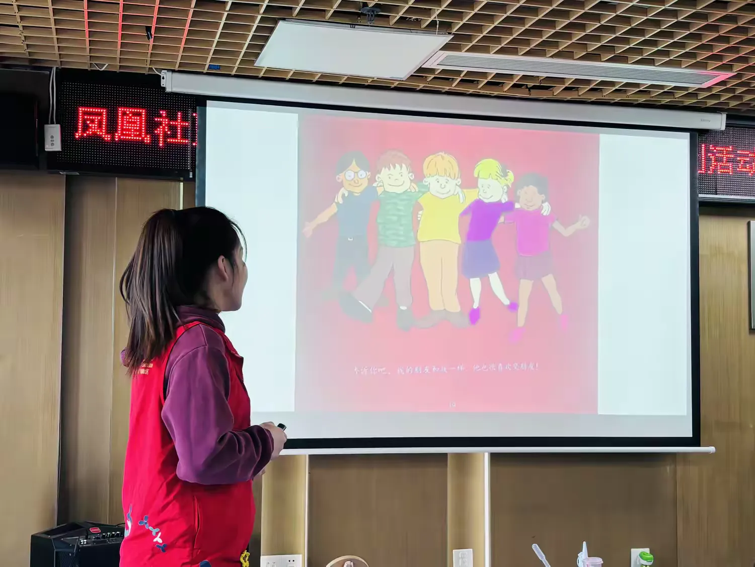 简篇-特普融合暖童心 手工共读促包容
——凤凰社区开展亲子绘本阅读暨珐琅杯垫制作活动