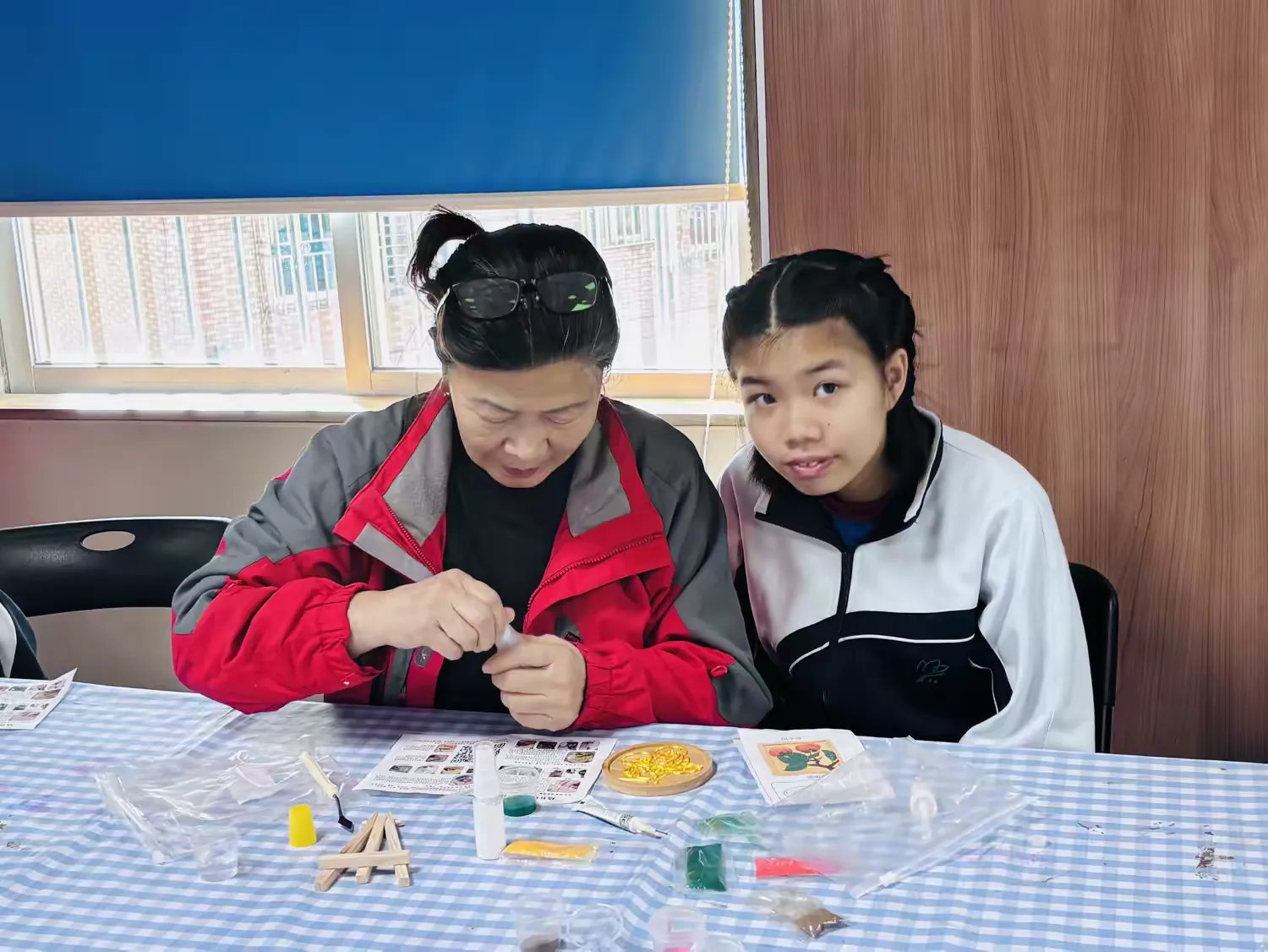 简篇-特普融合暖童心 手工共读促包容
——凤凰社区开展亲子绘本阅读暨珐琅杯垫制作活动