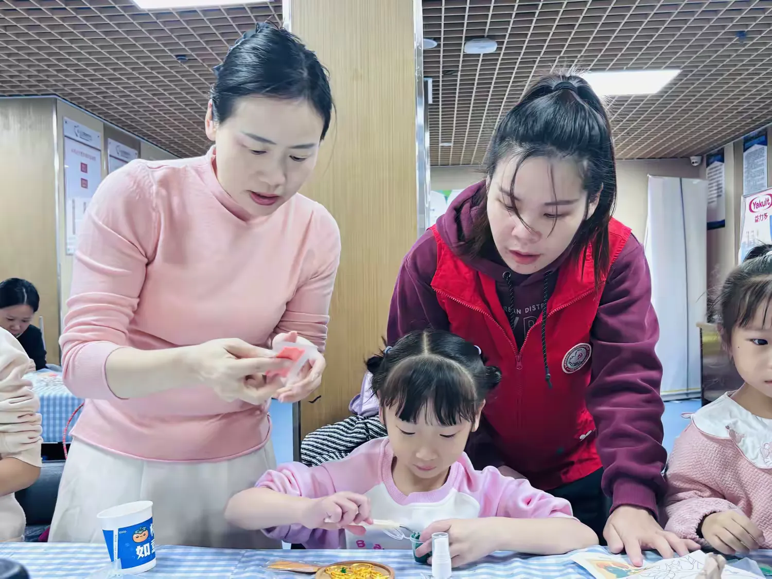 简篇-特普融合暖童心 手工共读促包容
——凤凰社区开展亲子绘本阅读暨珐琅杯垫制作活动