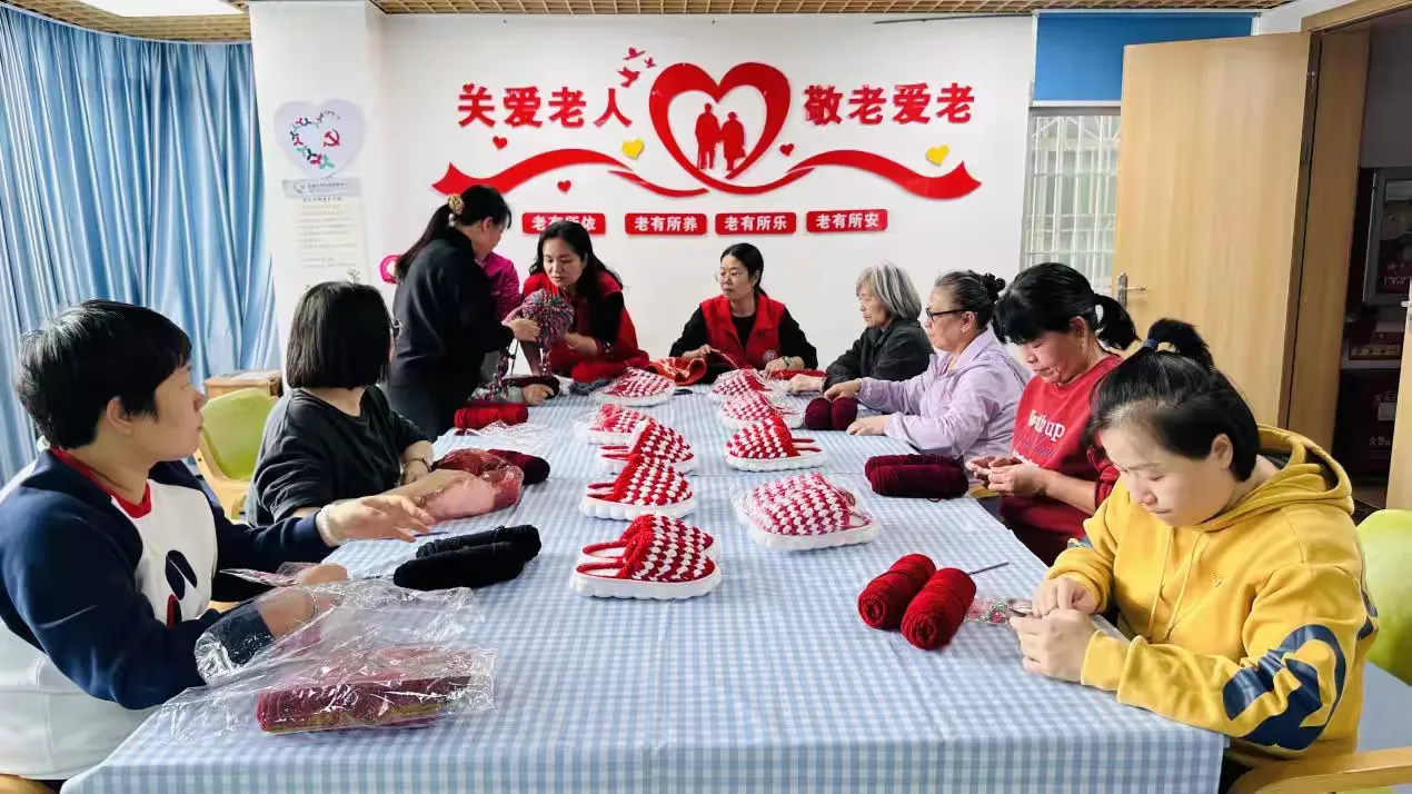 简篇-指尖传温情 针心送温暖
—— 凤凰社区编织爱心暖寒冬