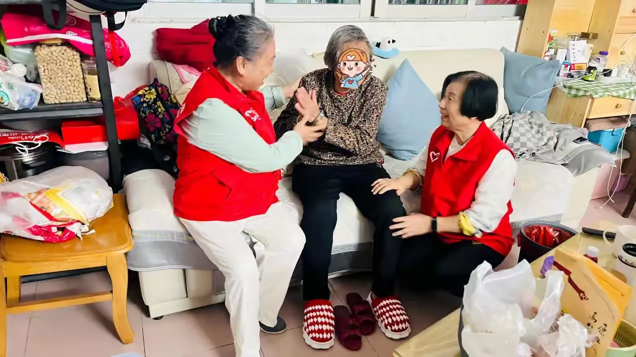 简篇-指尖传温情 针心送温暖
—— 凤凰社区编织爱心暖寒冬