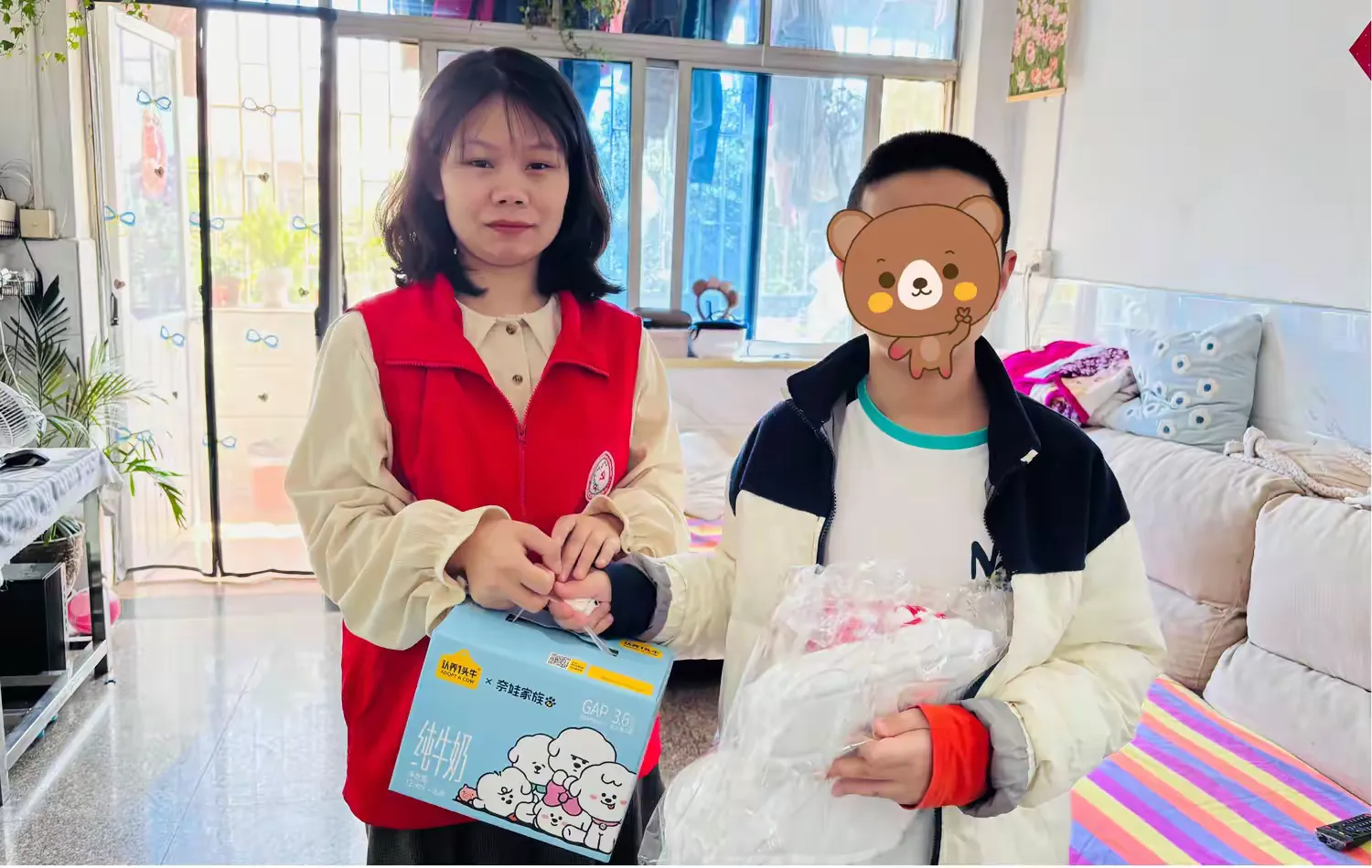 简篇-指尖传温情 针心送温暖
—— 凤凰社区编织爱心暖寒冬