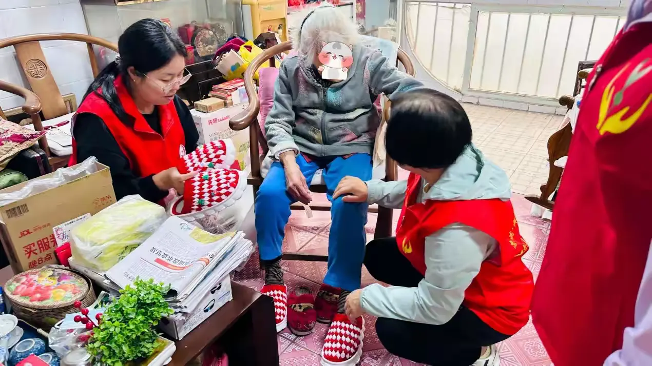 简篇-指尖传温情 针心送温暖
—— 凤凰社区编织爱心暖寒冬