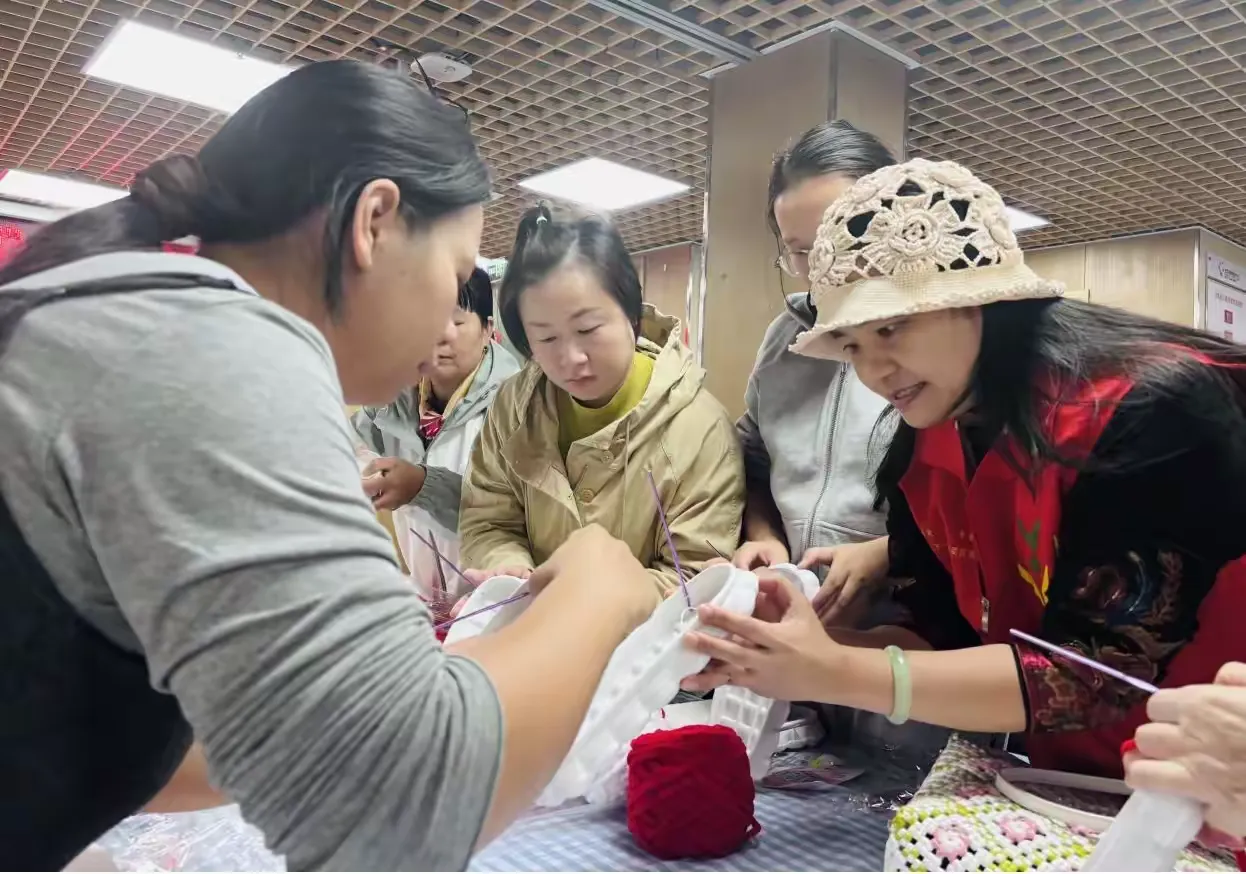 简篇-指尖传温情 针心送温暖
—— 凤凰社区编织爱心暖寒冬