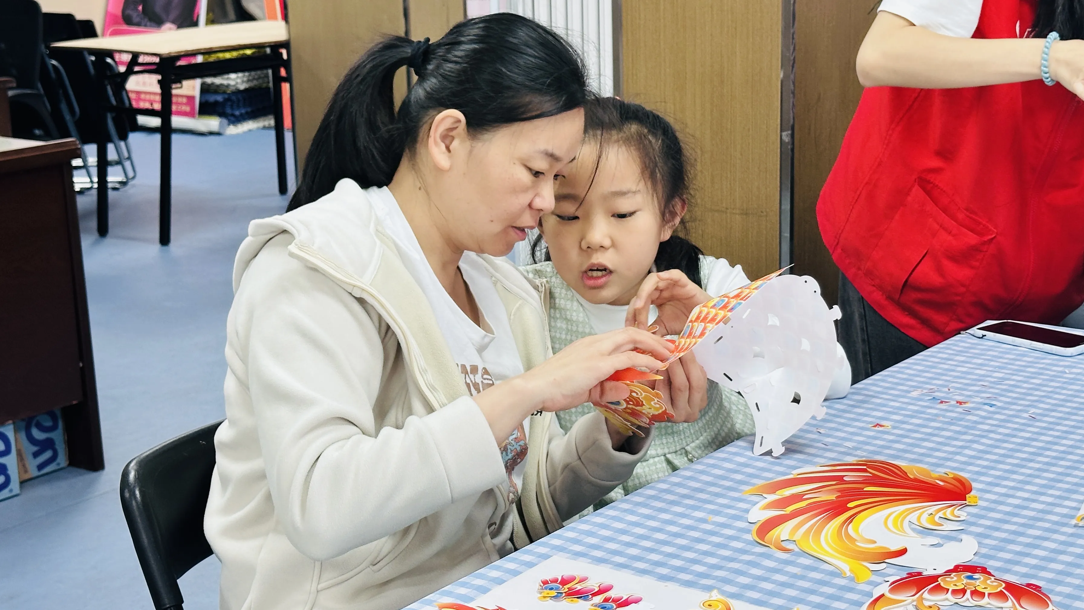 简篇-手作花灯闹元宵 亲子同乐传文化
——凤凰社区元宵节主题活动圆满举办