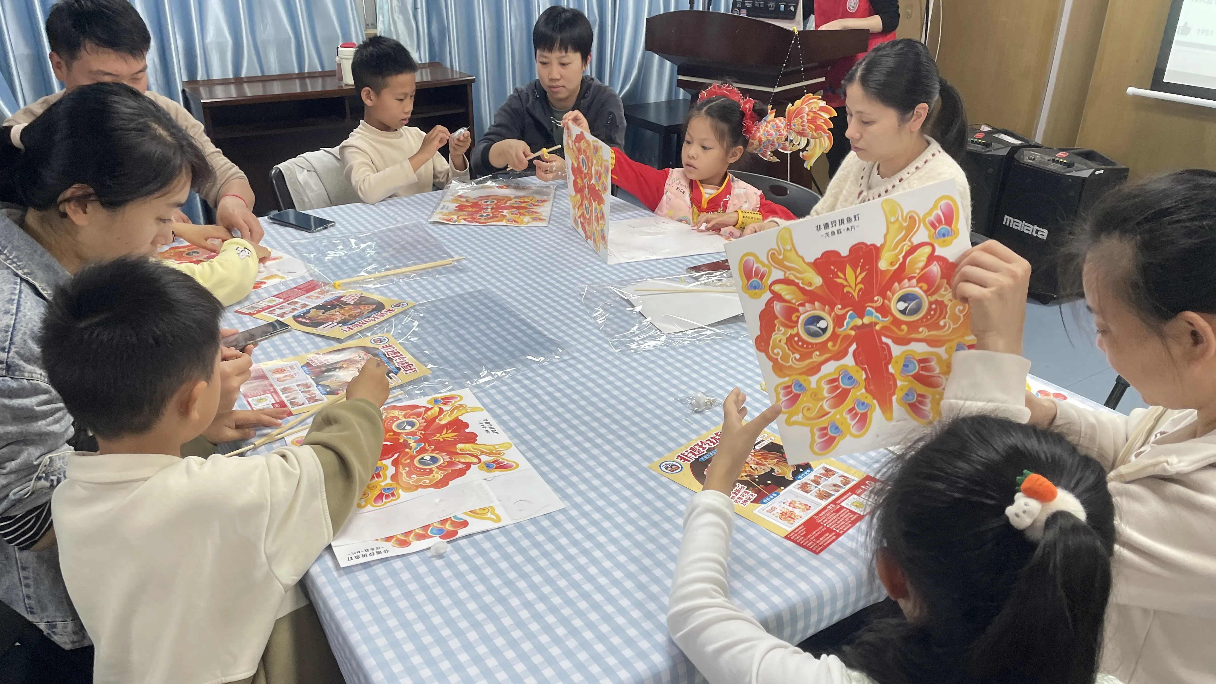 简篇-手作花灯闹元宵 亲子同乐传文化
——凤凰社区元宵节主题活动圆满举办