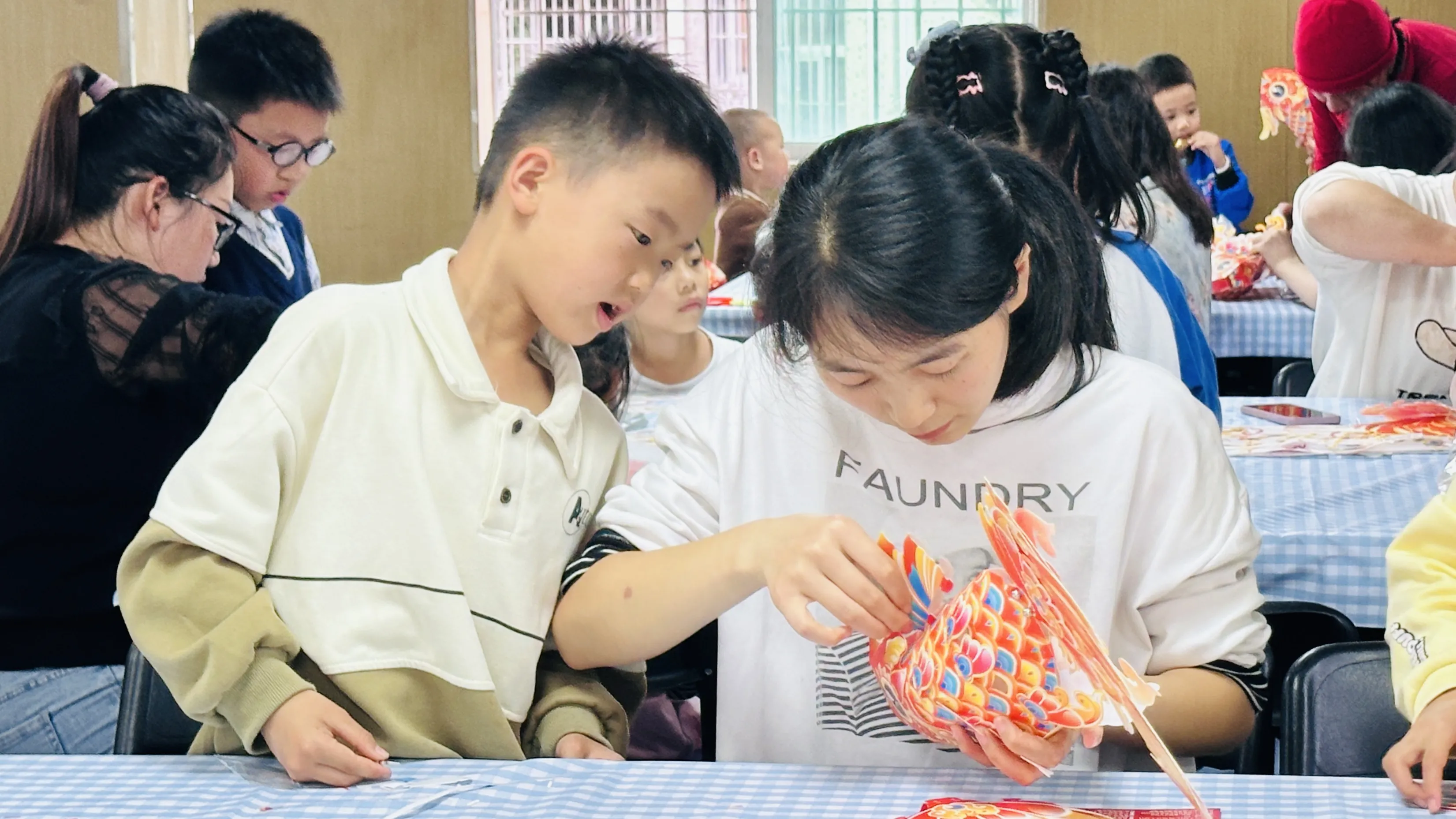 简篇-手作花灯闹元宵 亲子同乐传文化
——凤凰社区元宵节主题活动圆满举办