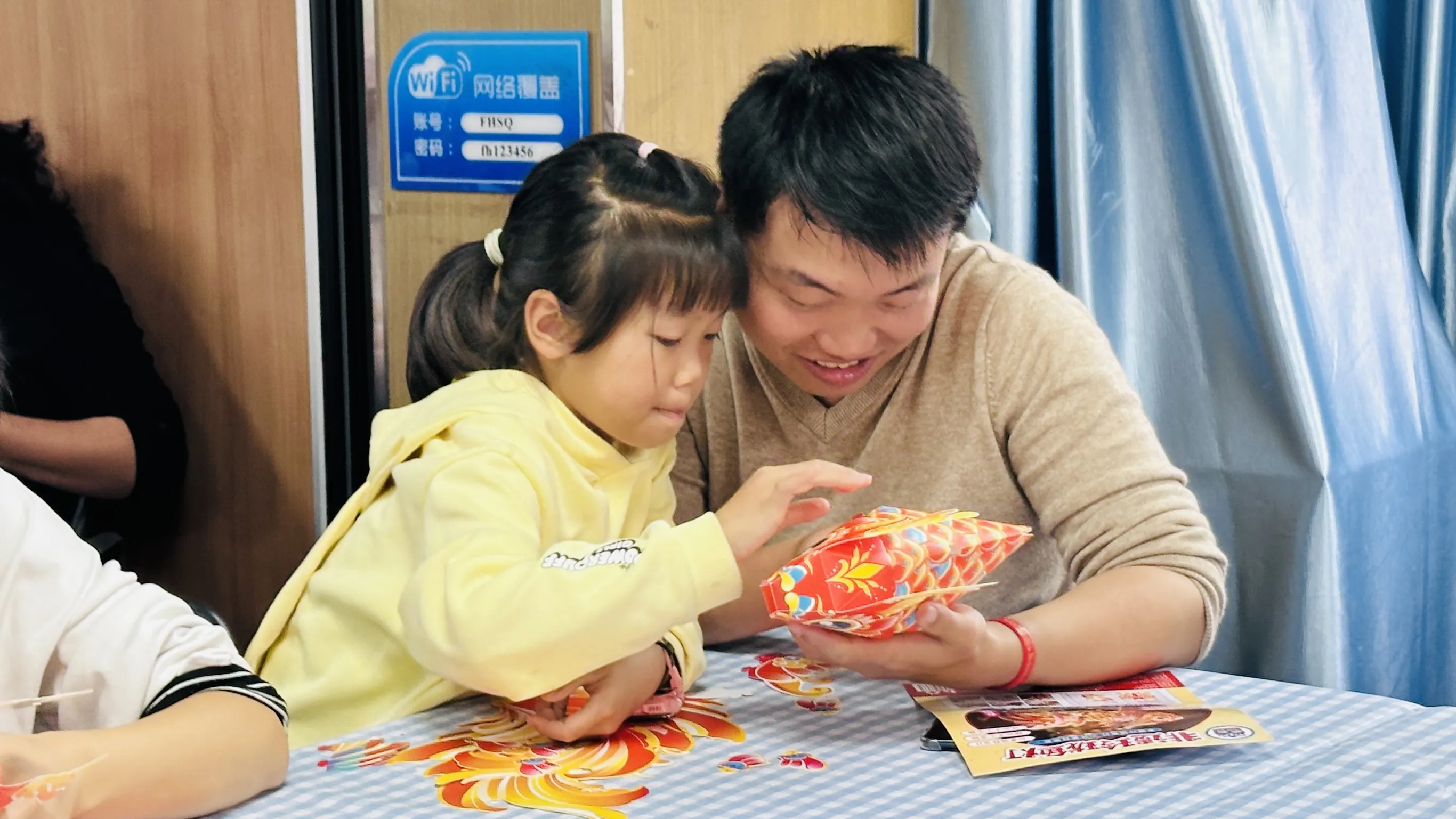 简篇-手作花灯闹元宵 亲子同乐传文化
——凤凰社区元宵节主题活动圆满举办