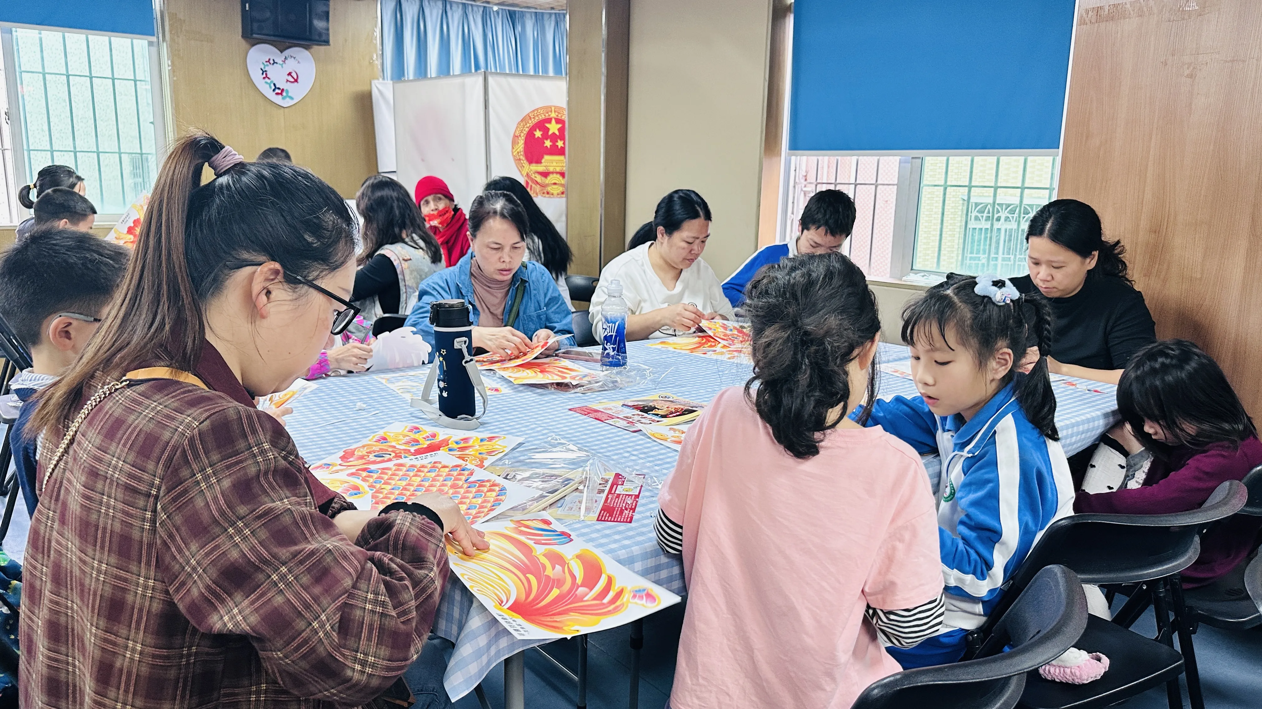 简篇-手作花灯闹元宵 亲子同乐传文化
——凤凰社区元宵节主题活动圆满举办