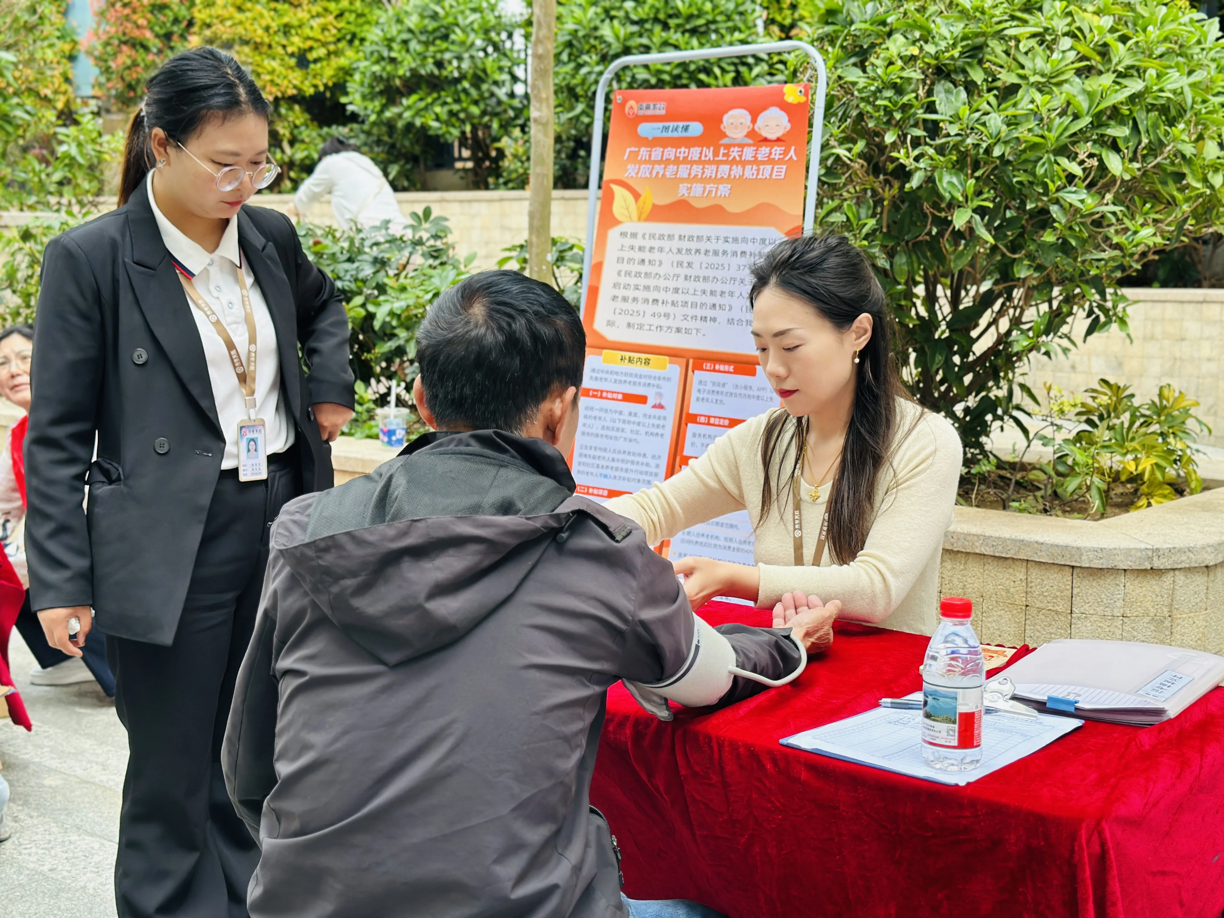 简篇-“情暖夕阳,政策护航“
凤凰社区开展养老服务消费补贴政策宣传活动