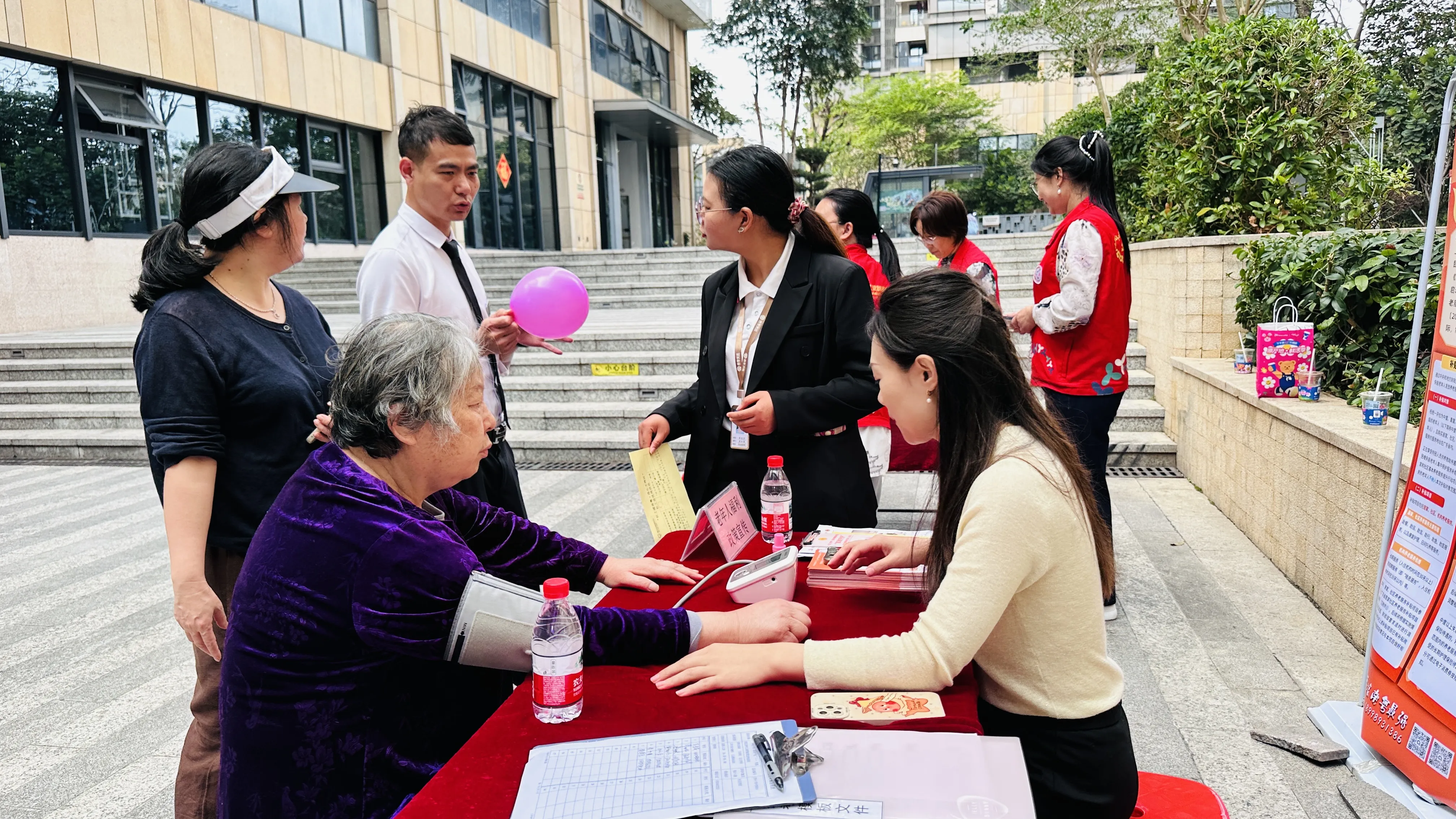 简篇-“情暖夕阳,政策护航“
凤凰社区开展养老服务消费补贴政策宣传活动