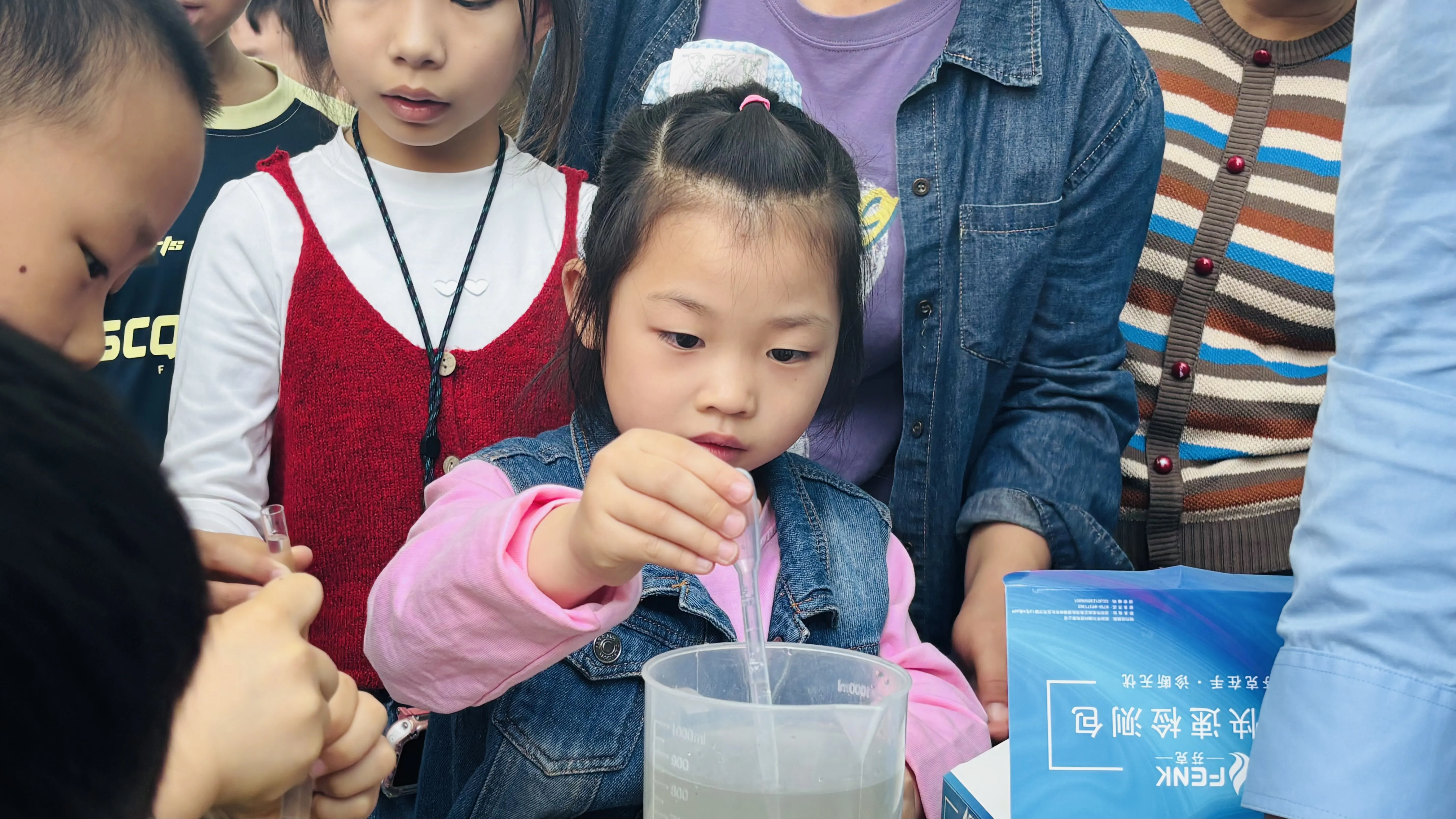 简篇-净水厂探秘:一滴水的旅程
—— 凤凰社区开展世界水日亲子研学活动