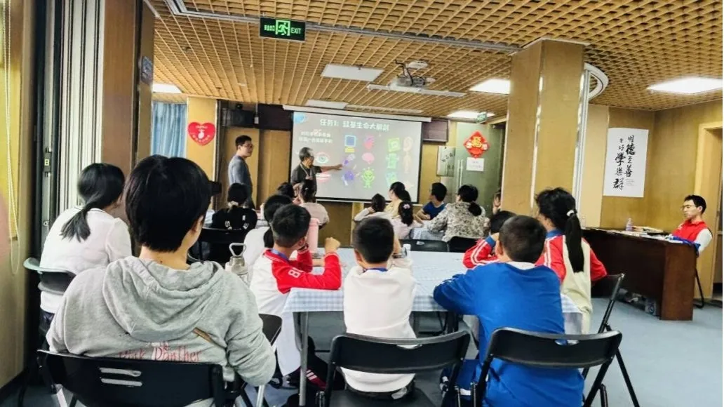 简篇-我的 AI 奇妙之旅:
凤凰社区解锁青少年AI科普新体验