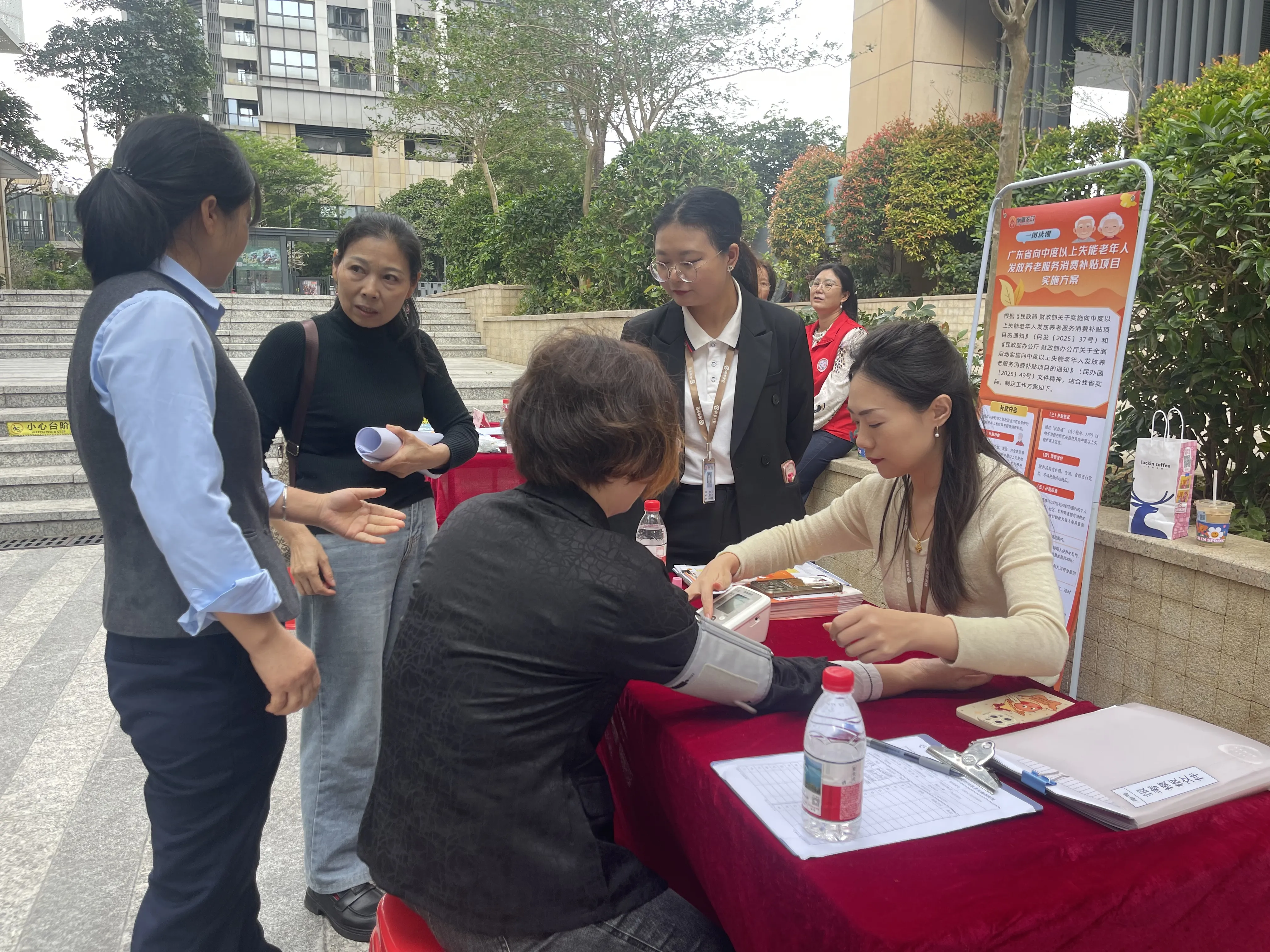 简篇-“情暖夕阳,政策护航“
凤凰社区开展养老服务消费补贴政策宣传活动