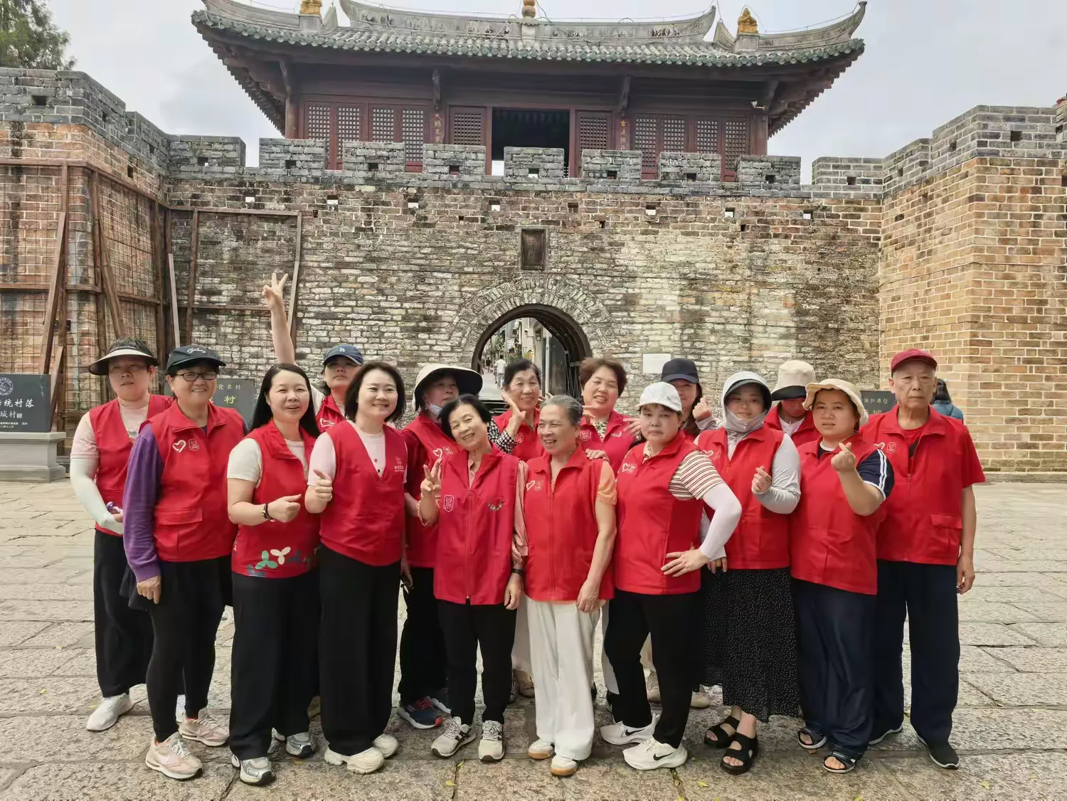 简篇-志愿同行,山海赴约
——凤凰社区开展志愿者团建活动