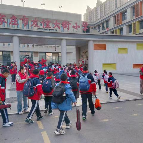 石家庄市友谊大街小学四年级14班 一路同行 为爱站岗